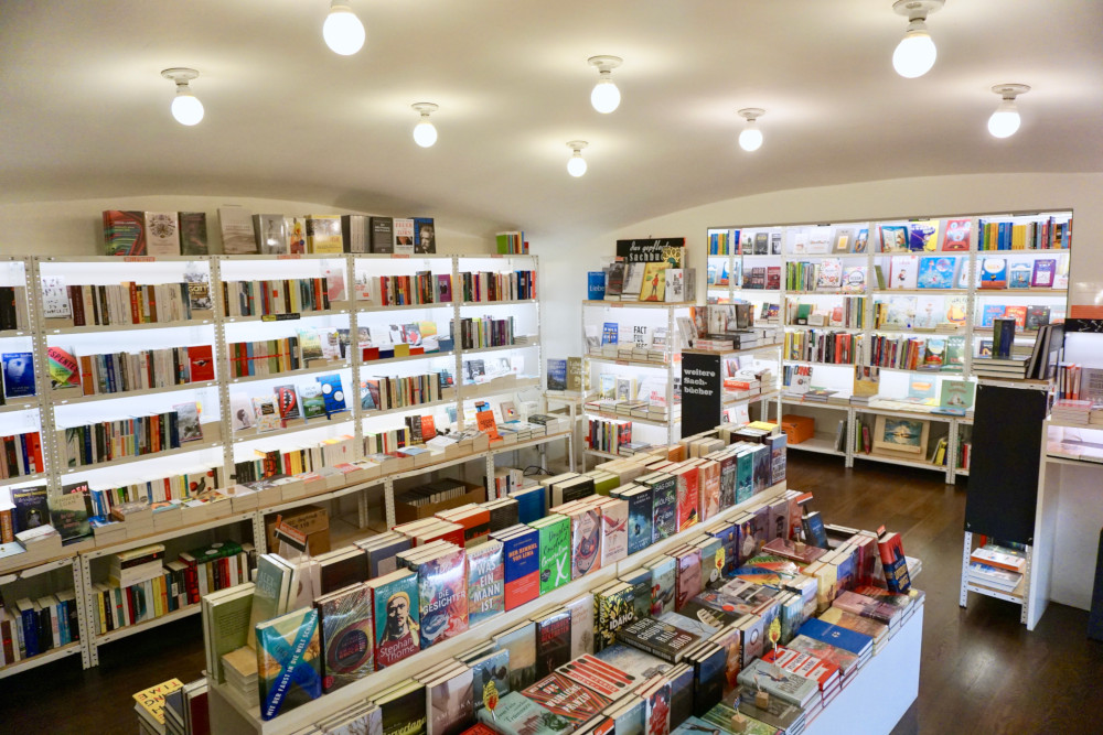 Innenansicht des Buchladens Hundt Hammer Stein in Berlin Mitte