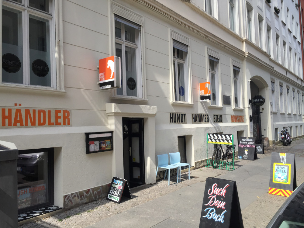 Aussenansicht des Buchladens Hundt Hammer Stein in Berlin Mitte